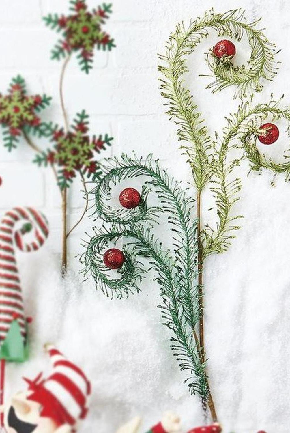 28" Glittered Feather Spray Color: Dark Green