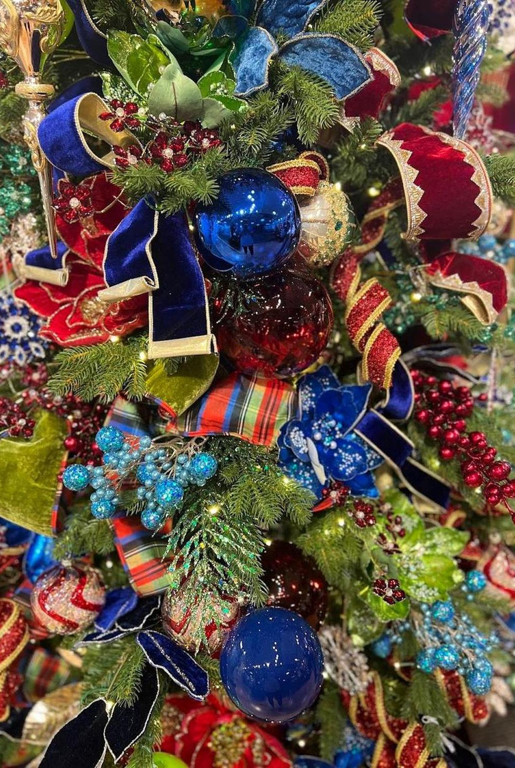 23" Glitter Ball Spray: Blue