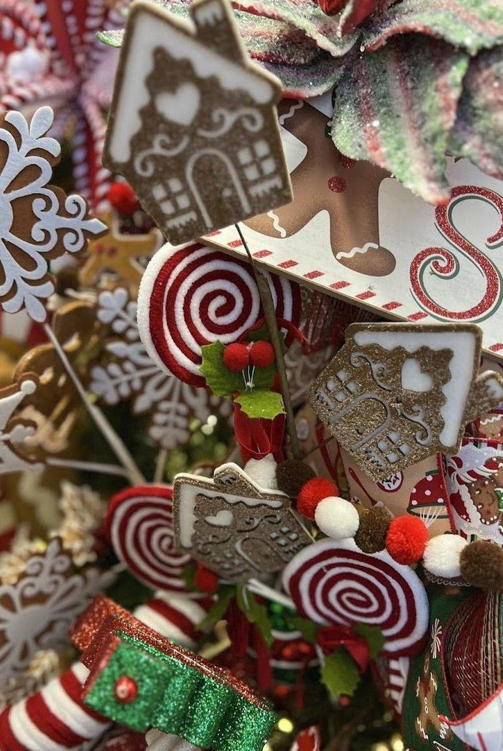 30" Gingerbread House Spray