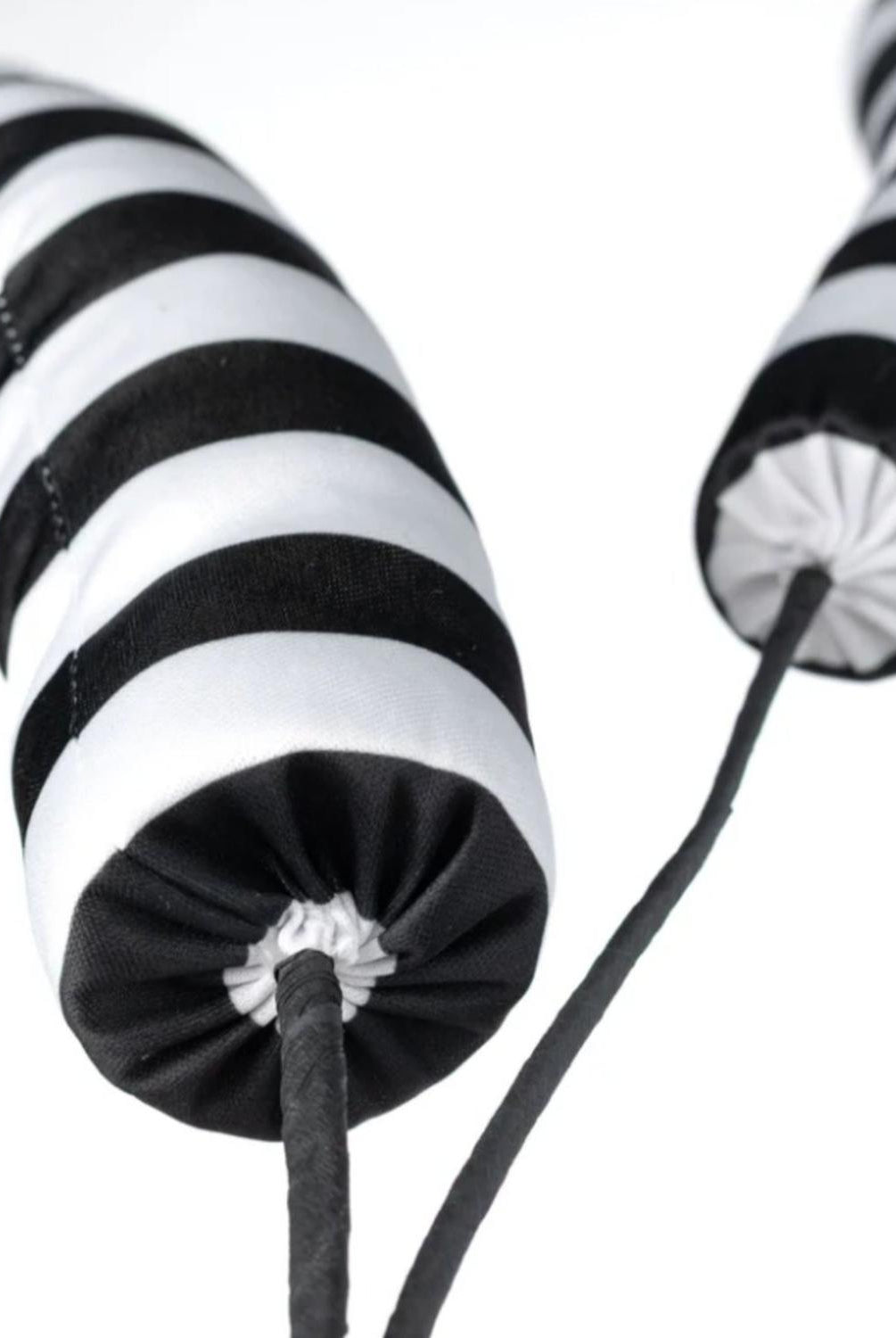 34" Stripe Horn Spray: Black & White